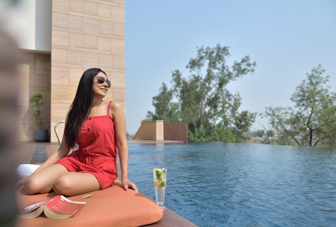 Готель Courtyard By Marriott Raipur Екстер'єр фото