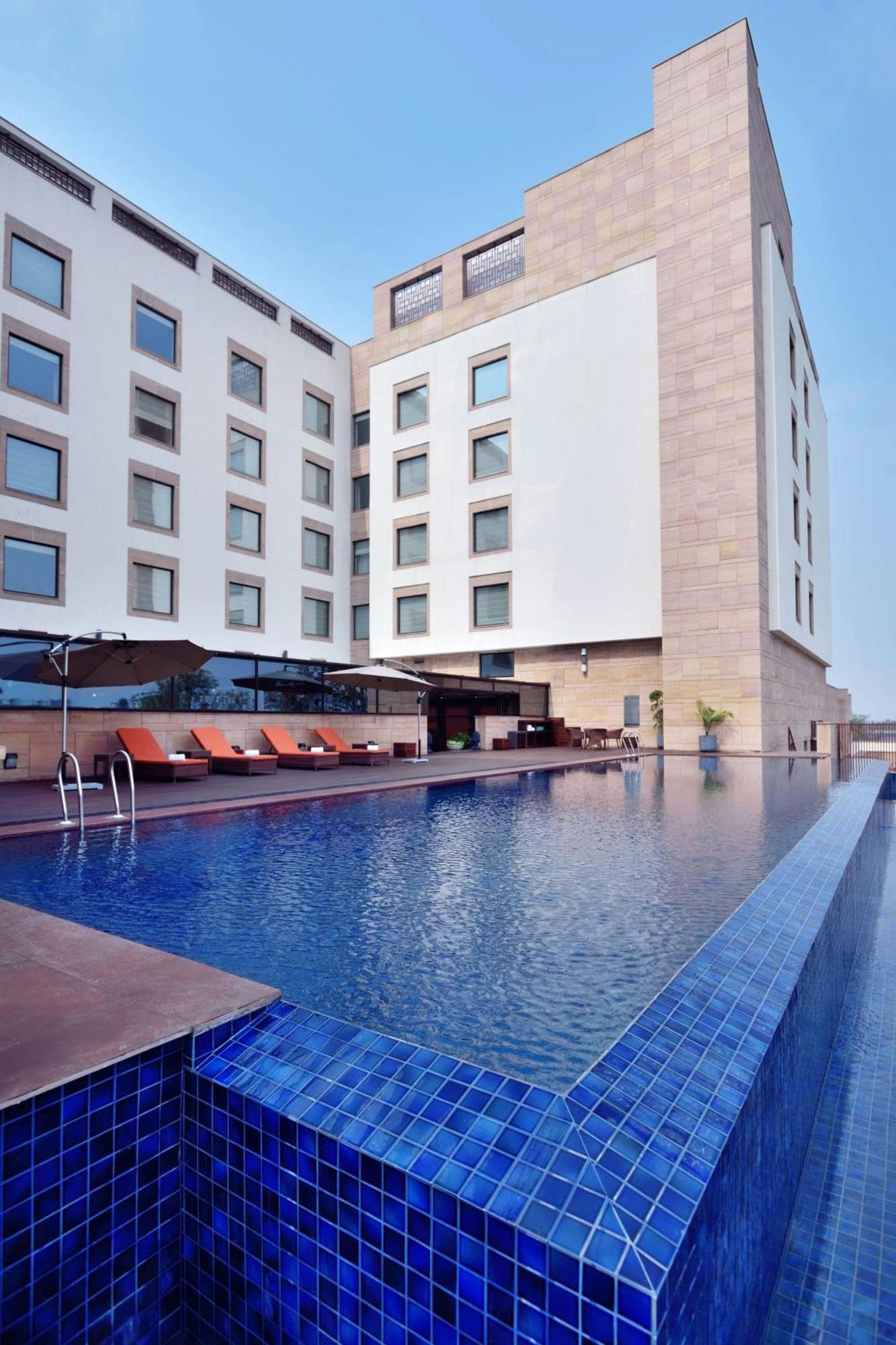 Готель Courtyard By Marriott Raipur Екстер'єр фото