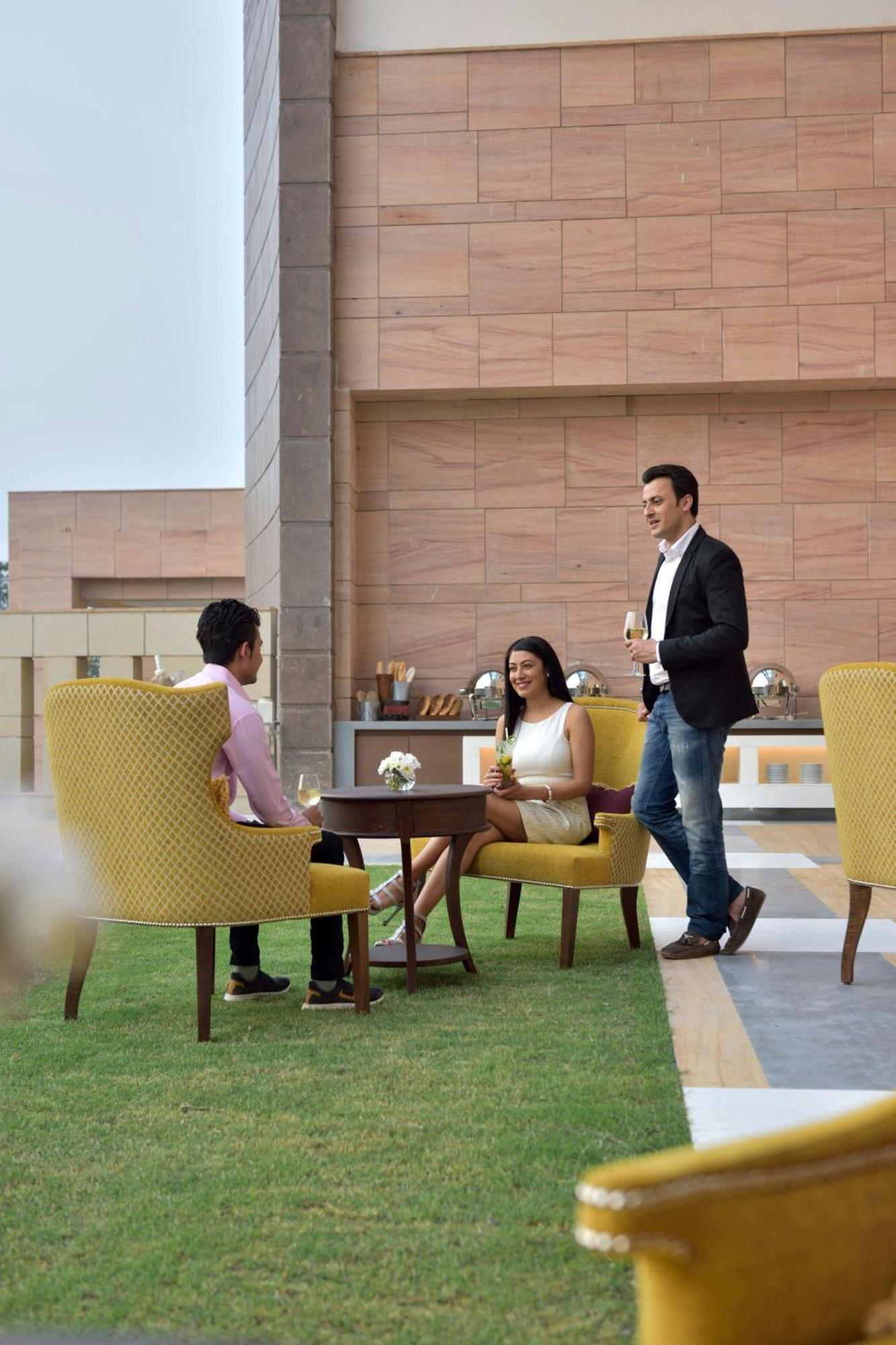 Готель Courtyard By Marriott Raipur Екстер'єр фото