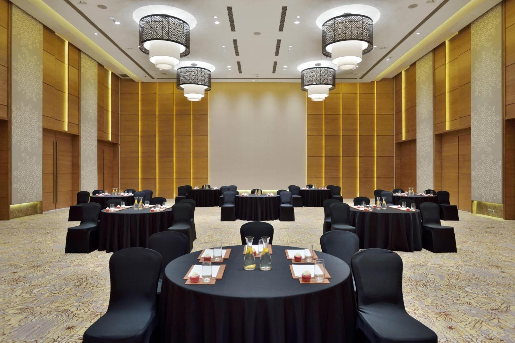 Готель Courtyard By Marriott Raipur Екстер'єр фото