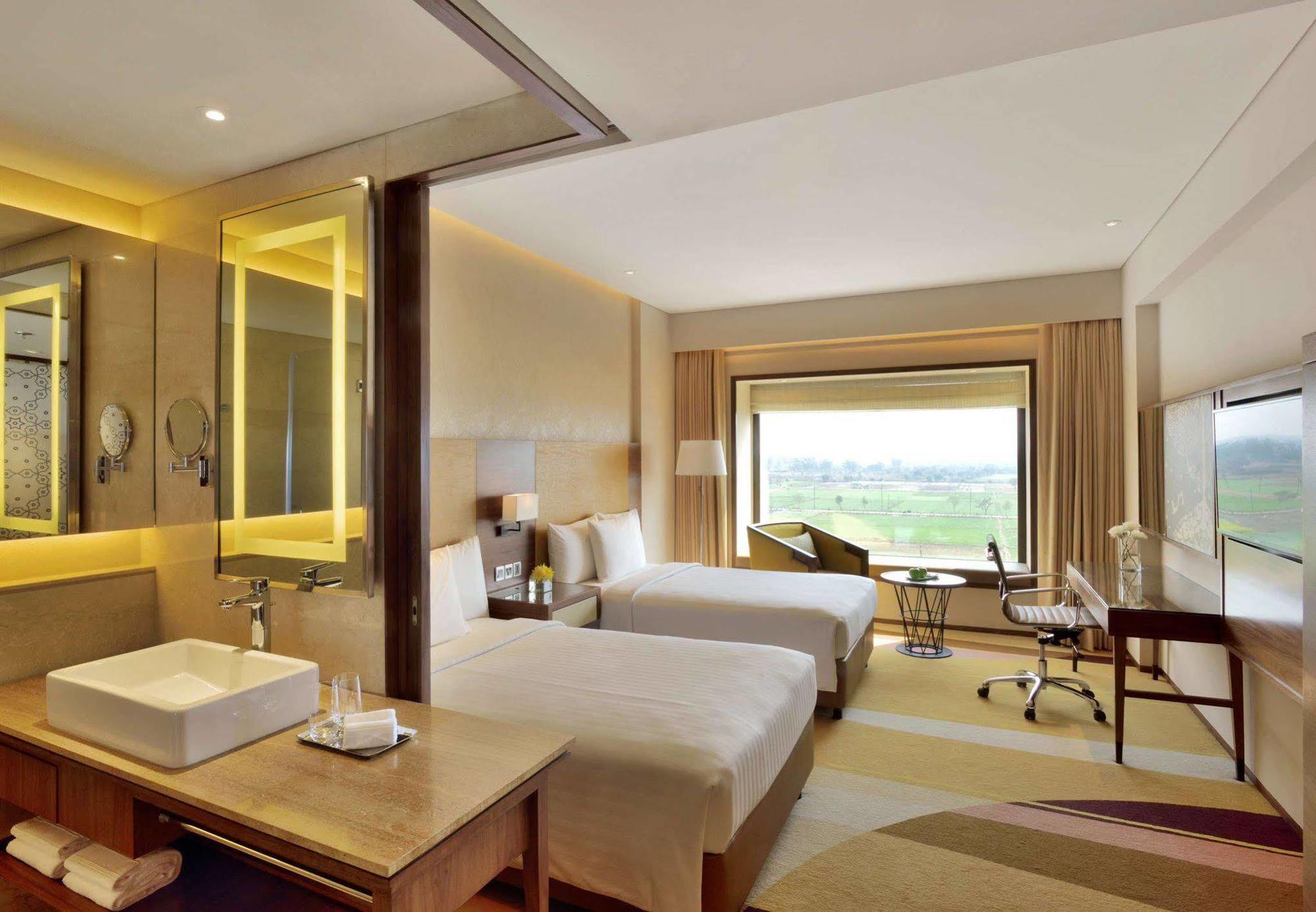 Готель Courtyard By Marriott Raipur Екстер'єр фото
